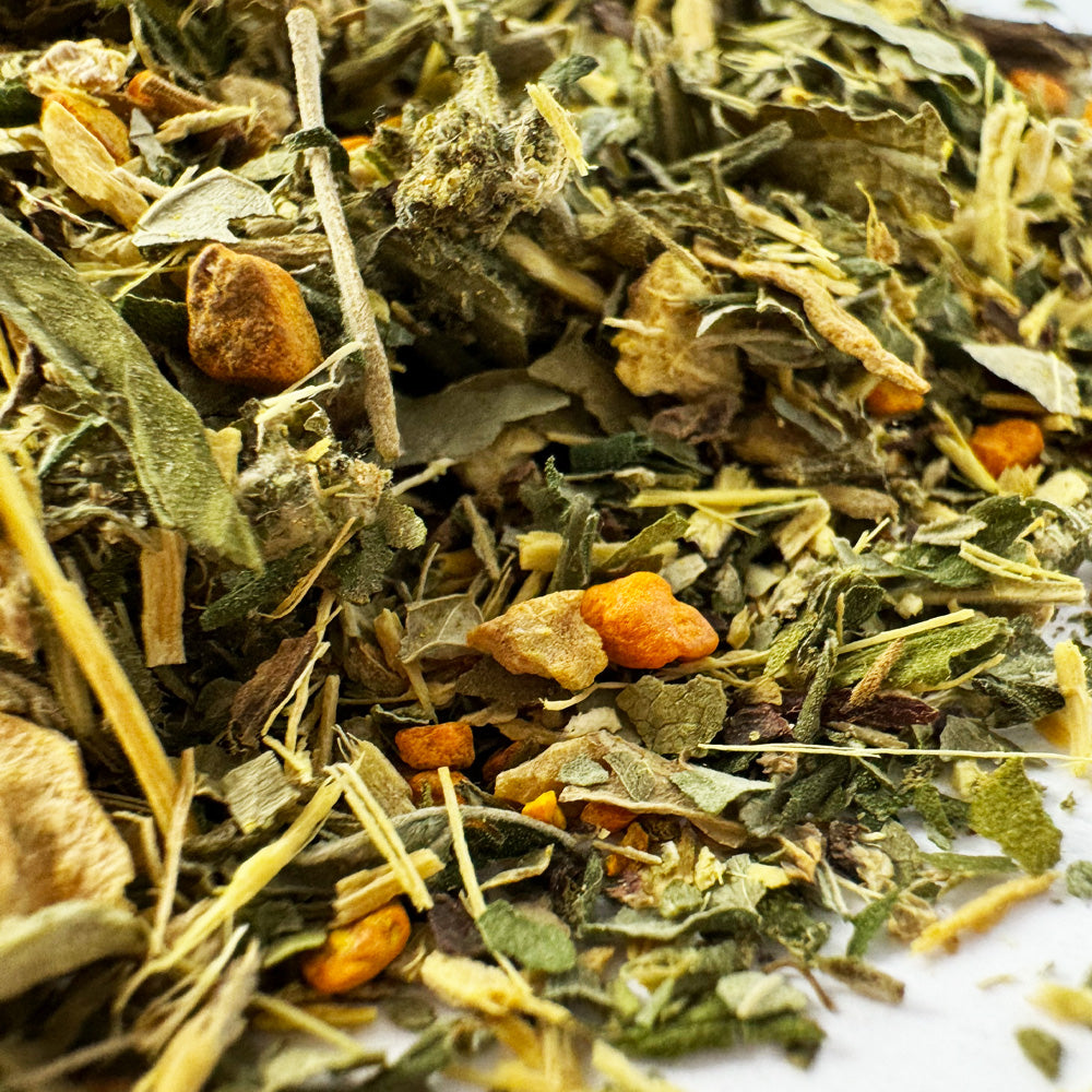Zoom sur un mélange d'herbes de tisane détox au CBD