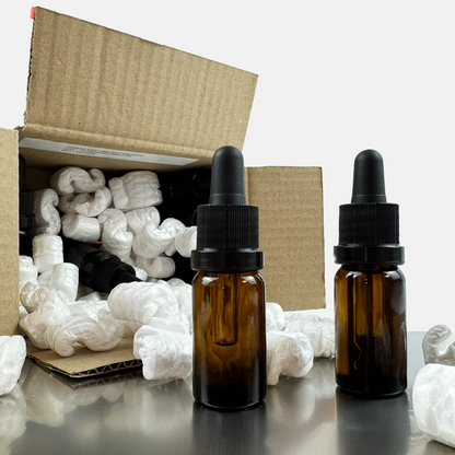 Flacons d'huile au CBD marque blanche dans une boite en carton