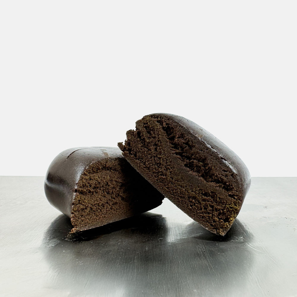 Deux morceaux d'une boule de CBD Libanais qui se chevauchent