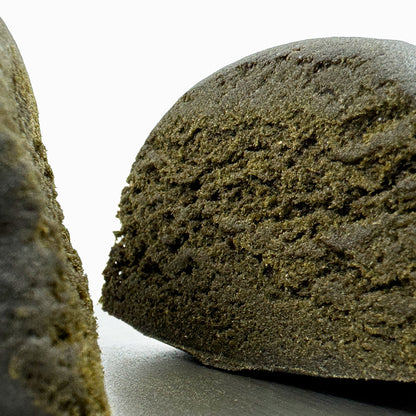 Zoom sur l'intérieur de la tranche d'un morceaux de CBD Malana