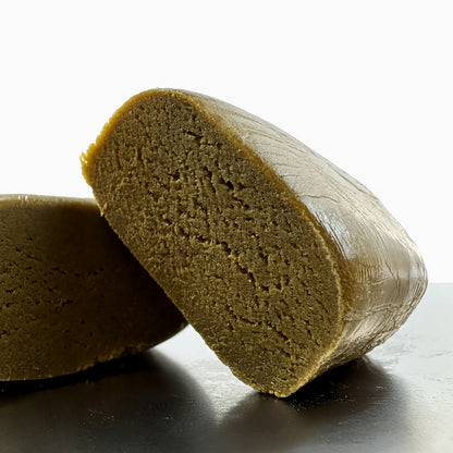 Morceau de CBD Piatella 50 coupé en deux